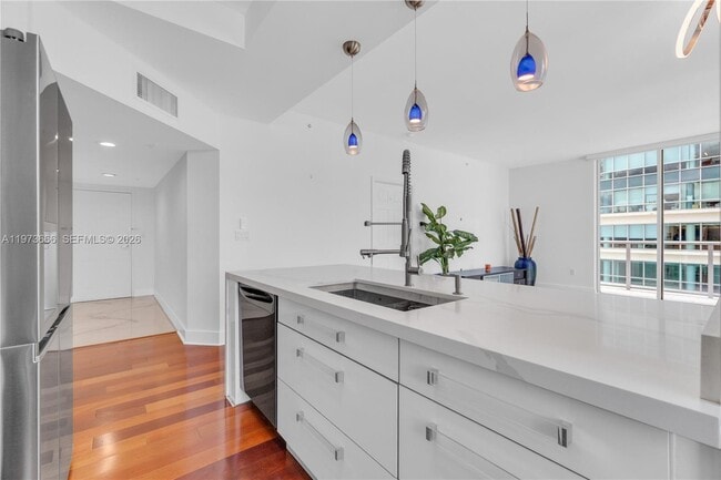 Building Photo - 1155 Brickell Bay Dr