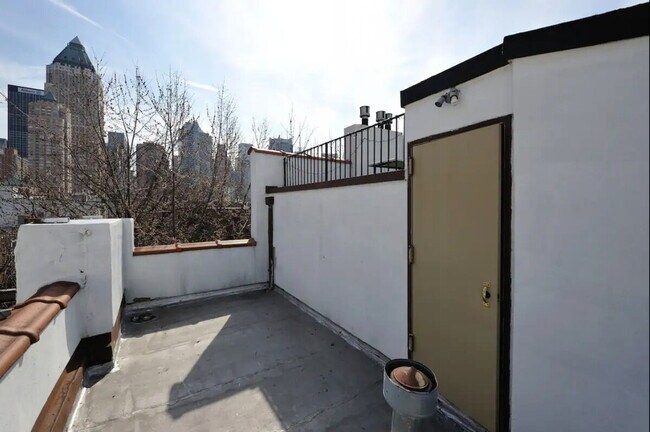 Building Photo - 446 W 50th St