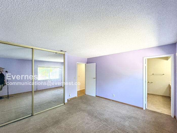 Building Photo - 300 Hannigan Wy