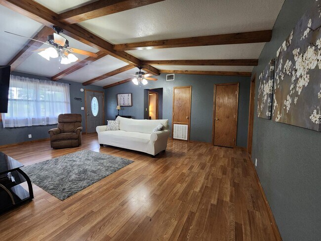 Building Photo - 624 CR 408