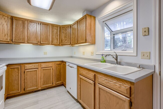 Building Photo - Charming 2 Bedroom With Bonus Room!!