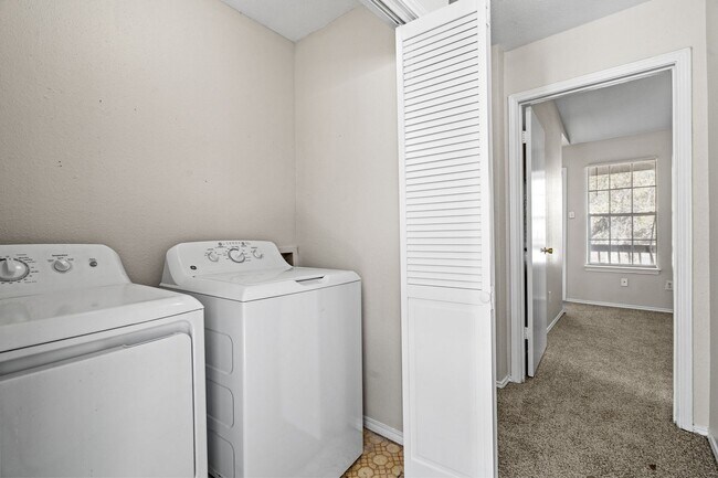 Building Photo - River Crossing ATX - Townhome - 2bd/2.5ba - W/D - Close to Downtown - $1395