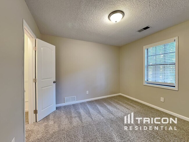 Building Photo - 2379 Moseley Pl SW