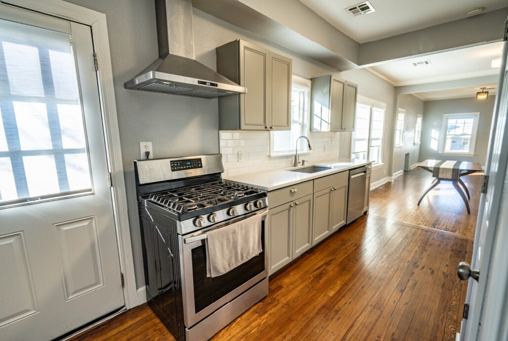 Building Photo - 2208 E 13th St