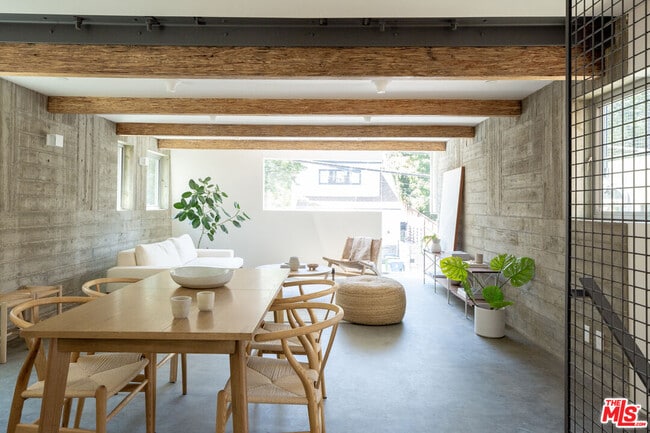 Building Photo - 8870 Wonderland Ave