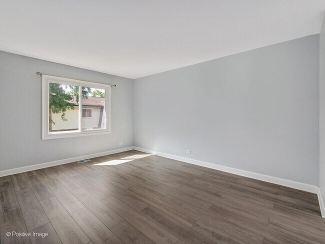 Building Photo - 3018 Roberts Dr