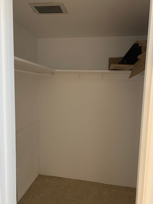 Building Photo - Beautiful small community has a one bedroo...