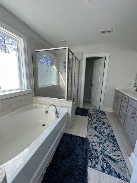 Master bathroom - 1403 Rosepine Dr