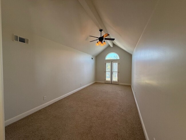 Building Photo - Stunning Seven Oaks Home!