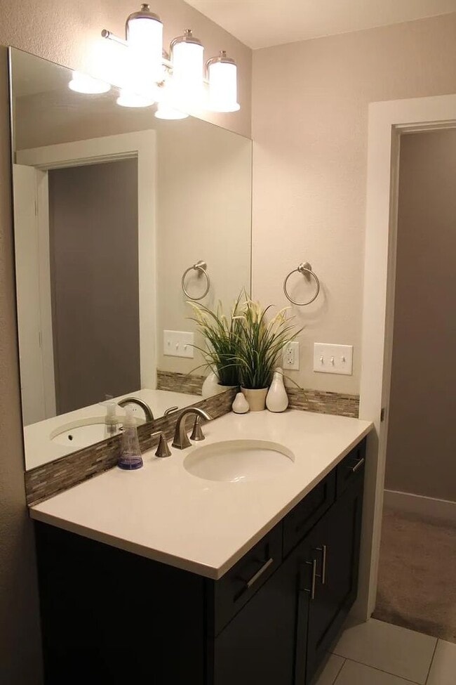 Building Photo - Sleek 3 Bedroom House in Sunnyside!! 6-8 m...