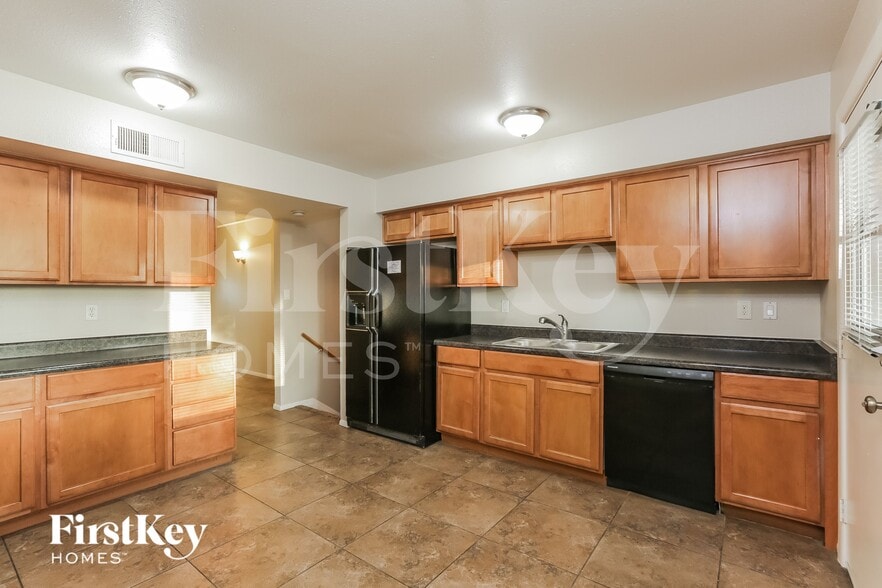 Building Photo - 4501 S Forest Ave