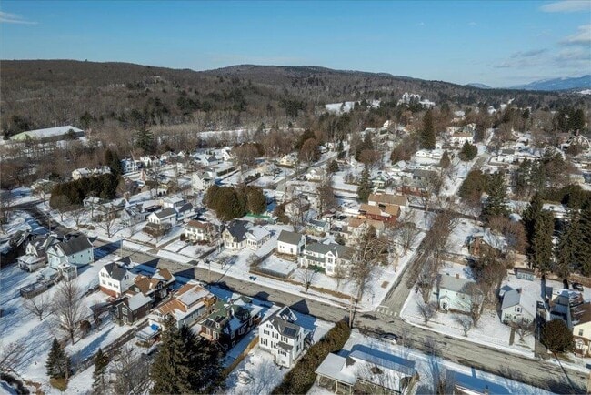 Building Photo - 122 Oak St