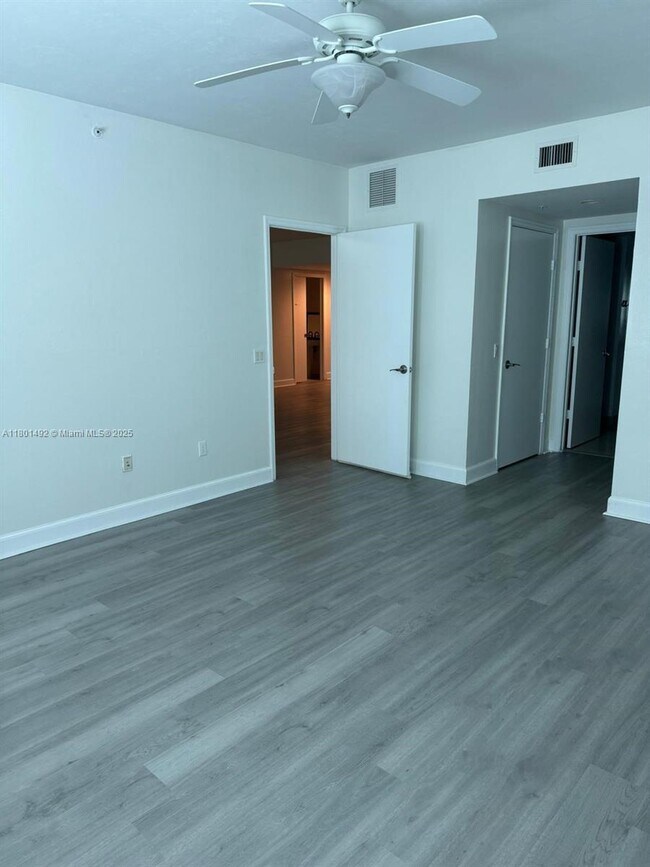 Building Photo - 15051 Royal Oaks Ln