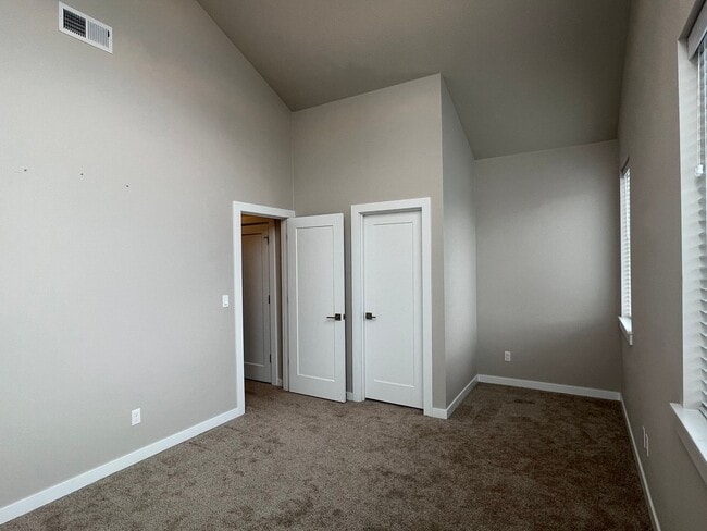 Building Photo - Start Lease by 8/15 to Receive REMAINDER o...
