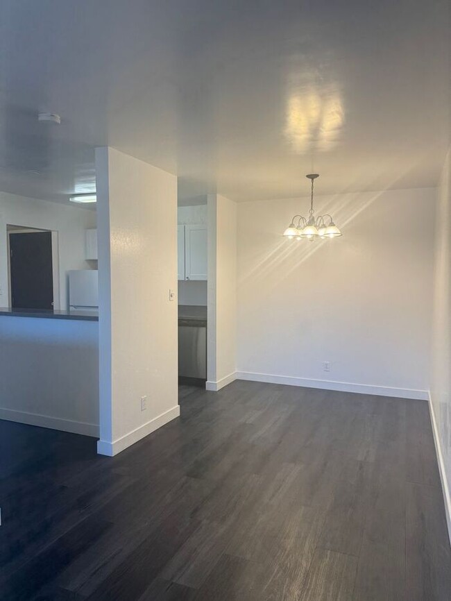 Building Photo - Fully Remodeled 1-Bedroom Condo in the Hea...