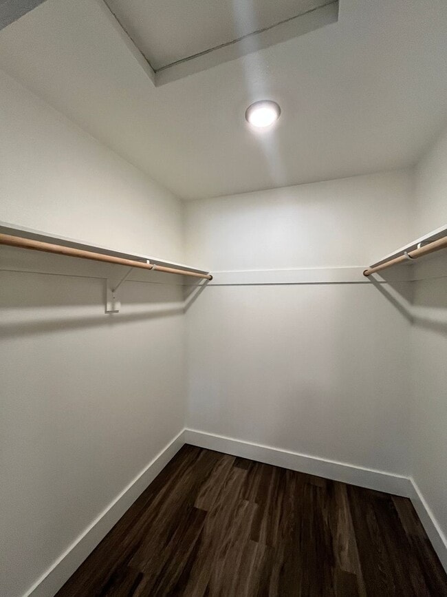 Building Photo - Close-in / Stunning 2 Bedroom Flat! Private Covered Patio, In-Unit Washer & Dryer, Community Gard...