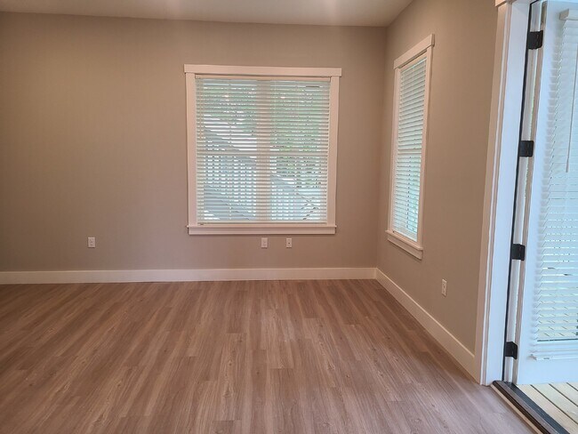 Building Photo - Two Bedroom Apartment, Walking Distance to Downtown Bluffton!