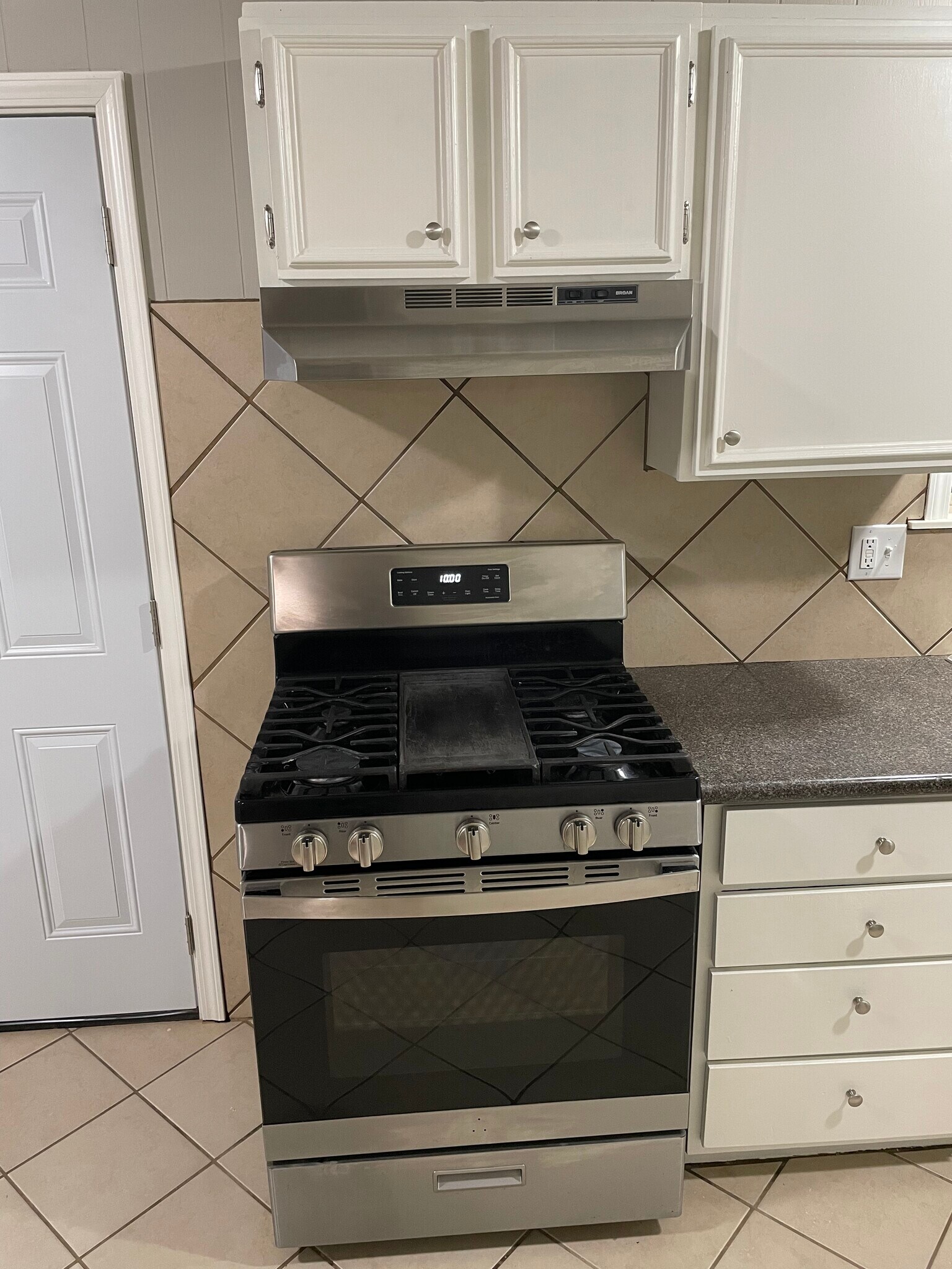Stainless gas range - 1185 N Double Springs Rd