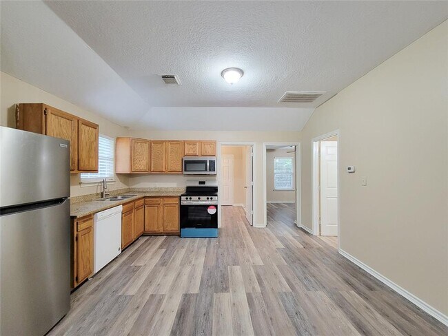 Building Photo - 12700 Royal Green Dr