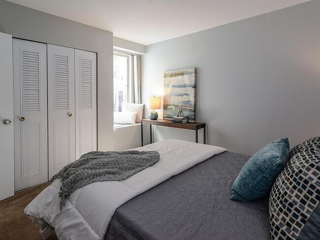Building Photo - "Chic Urban Living: Cozy 1-Bedroom Condo w...
