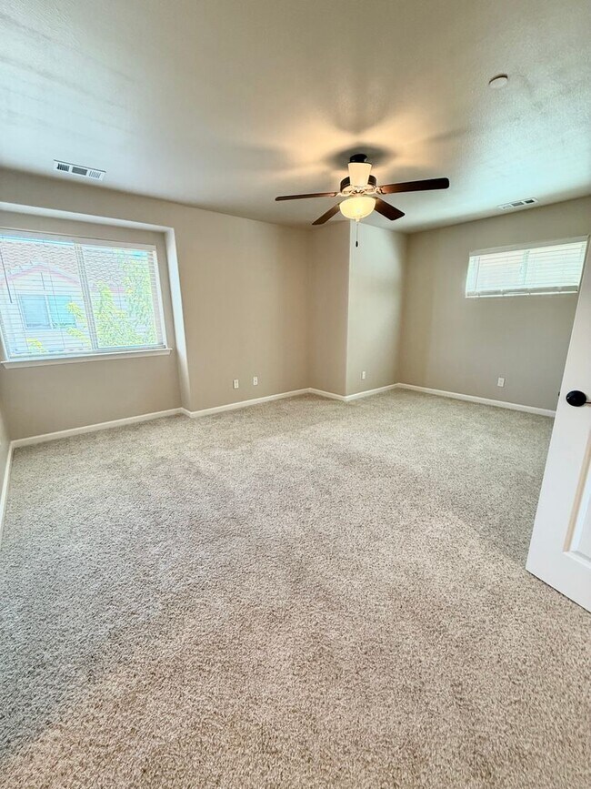 Building Photo - Move In Ready 3 Bed 2.5 Bath!!!