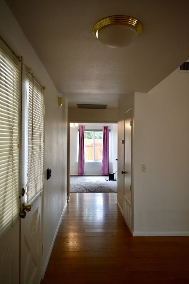 Building Photo - 2027 Fuerte Ln