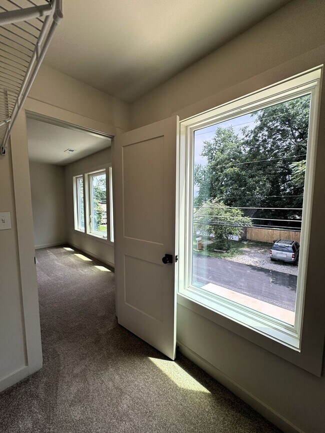 Building Photo - Move-In Special!! 1/2 Off First Month's Rent!!