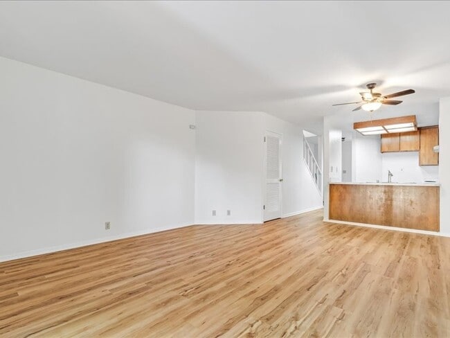 Building Photo - Healdsburg 2BR/1.5 Condo, 2 story, walk to...