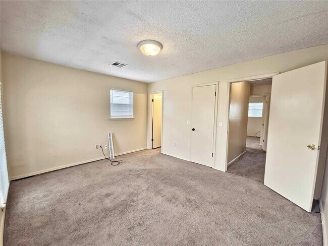 Building Photo - 13917 N Everest Ave