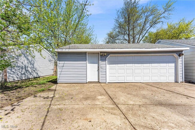 Building Photo - 13400 Sprecher Ave