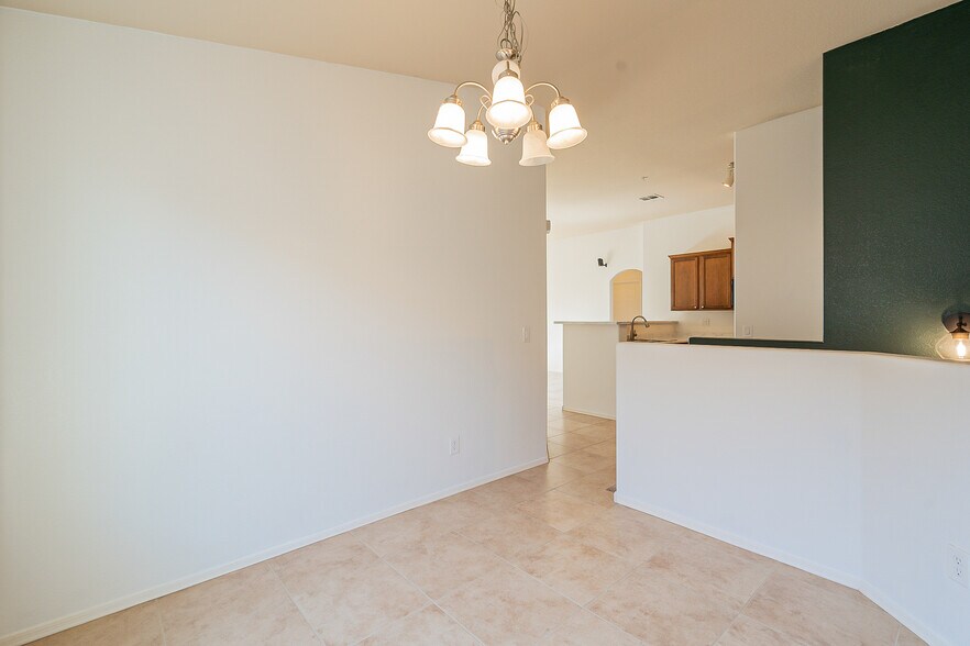 Building Photo - 2725 E Mine Creek Rd