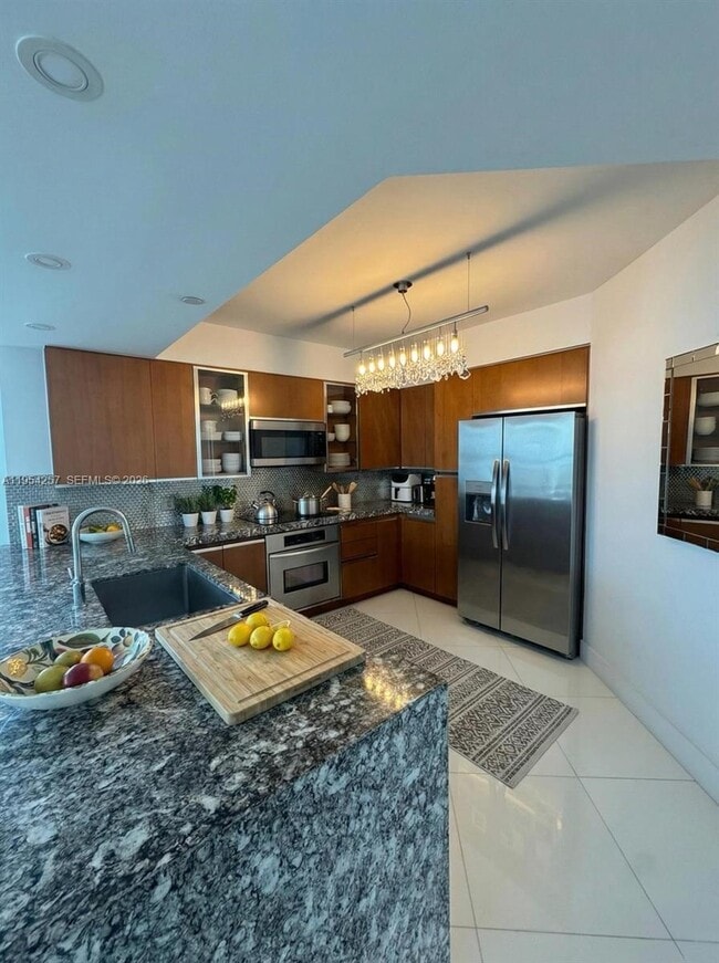 Building Photo - 10 Venetian Way