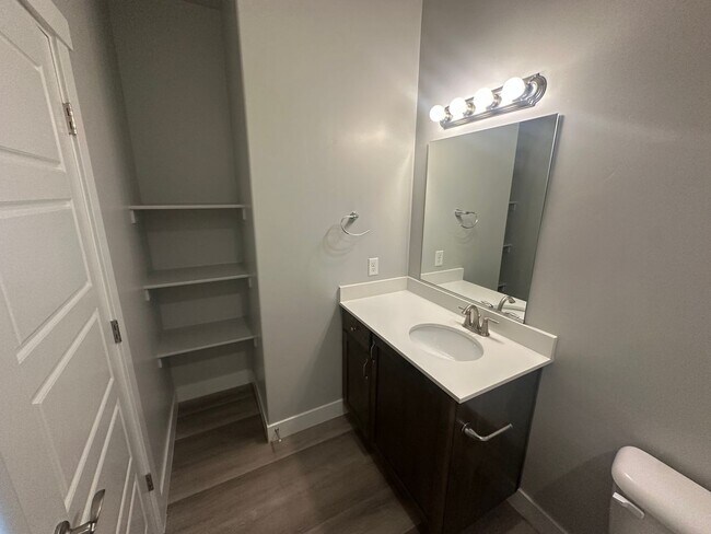 Building Photo - 4 bedroom / 2.5 bath / Community Pool and ...
