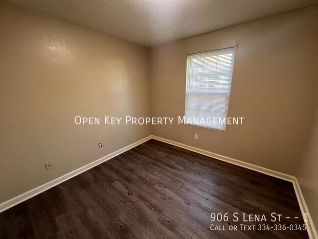 Building Photo - 906 S Lena St