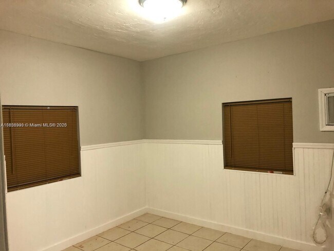 Building Photo - 821 SW 29th Ct