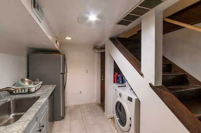 Building Photo - 2138 Mt Vernon St