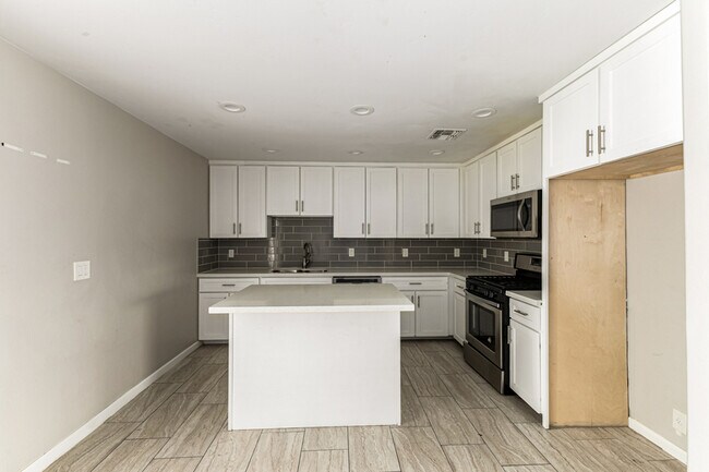 Building Photo - 1310 W Romo Jones St