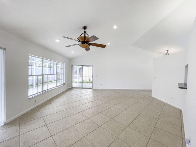 Building Photo - 252 Moccasin Trail W