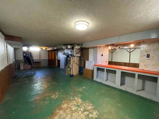 Building Photo - St. Johns 1940s 2Bd 1Ba home with updated Kitchen and a Basement! Features a Stained glass Outdoo...