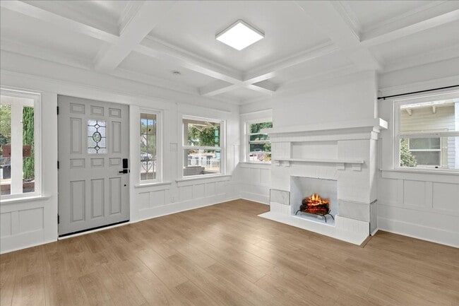 Building Photo - Fully Renovated 3 Bed 2 Bath Craftsman In ...