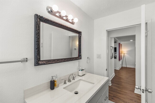 Building Photo - 5808 Community Dr
