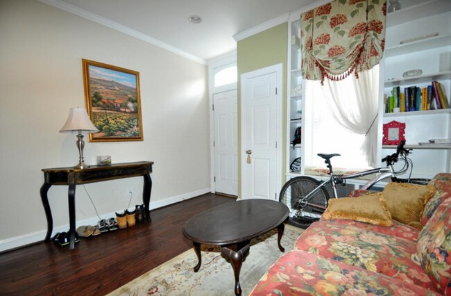 Building Photo - Spacious Fully Renovated 4BR Home with 2 Full Baths – Prime Manayunk Location!
