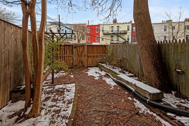 Building Photo - 3 Bed 2.5 Bathroom - Capitol Hill Rowhome - Driveway For Parking