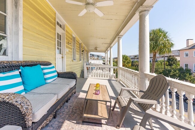 Building Photo - Spacious Three Bedroom Apartment on Calhoun Street