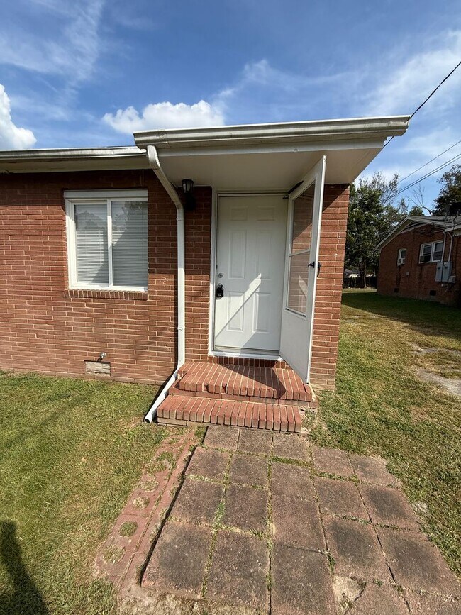 Building Photo - 812 Douglas Dr