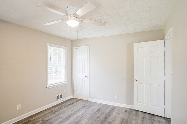 Building Photo - 5010 Ailene Dr