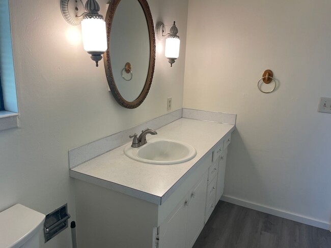 Building Photo - Spacious Admirals Cove Home with Recent Up...