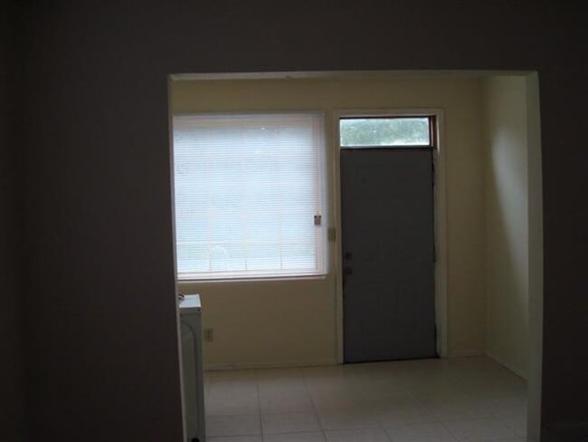 Building Photo - Charming Rental Property with Modern Upgrades and Convenient Location!