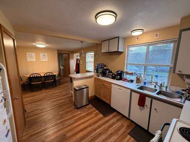 Building Photo - 3bdrm/2 bath house with a yard, laundry, and parking in Happy Valley!