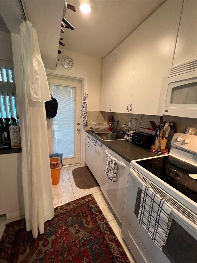 Building Photo - 2110 NE 39th St